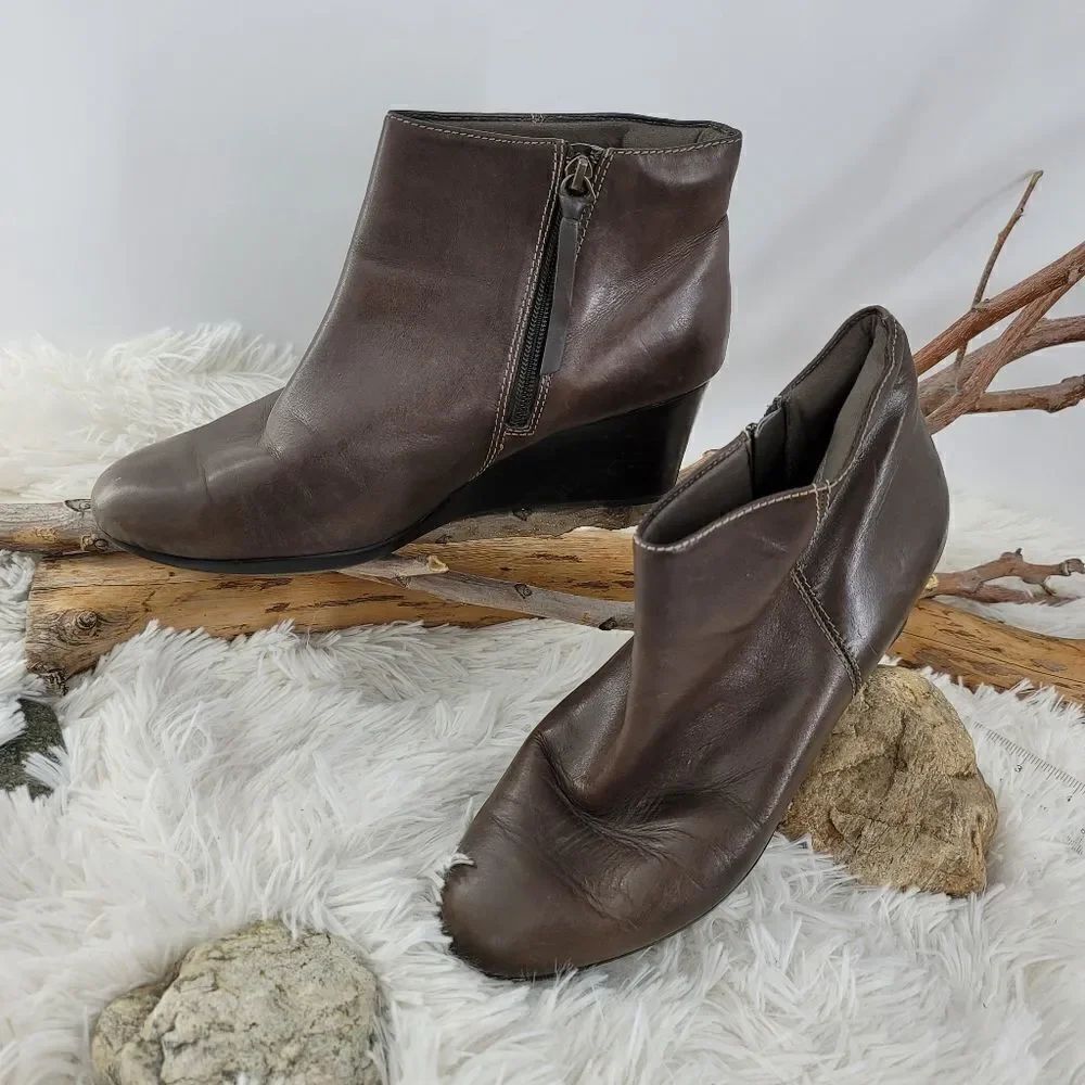 Clarks brown short wedge booties (U)